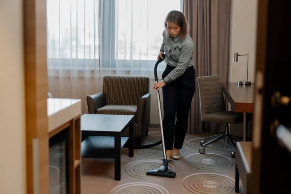 Een Ijverig Dienstmeisje Uniform Stofzuigt Het Tapijt Zorgvuldig Tijdens Het — Stockfoto