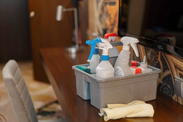 Otel Temizlikçisinin Deterjanı Için Temizleniyor — Stok fotoğraf