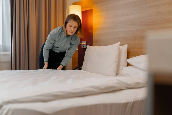 Hospodyně Uniformě Dělá Postel Připravuje Luxusní Hotelový Pokoj Pro Hosty — Stock fotografie