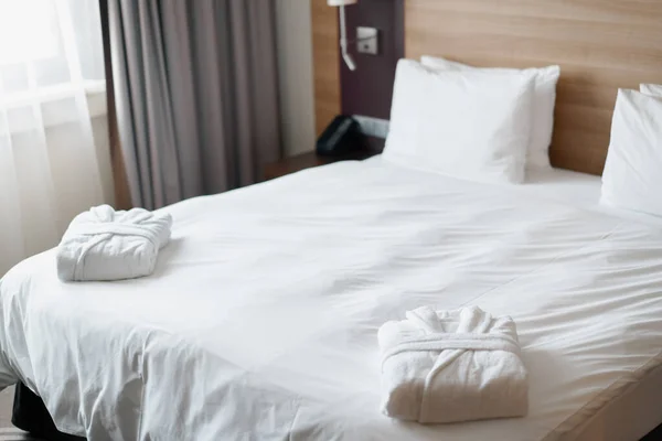 Luksusowe Łóżko Pokoju Hotelowym Białymi Szaty Czyszczenia Koncepcji Podróży — Zdjęcie stockowe