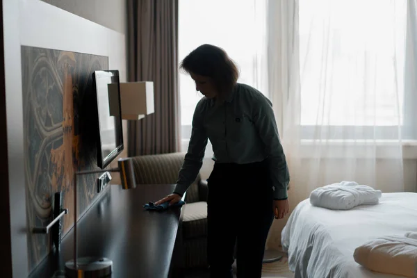 Oda Temizliği Seyahat Konsepti Için Lüks Otel Odalarını Hazırlarken Üniformalı — Stok fotoğraf
