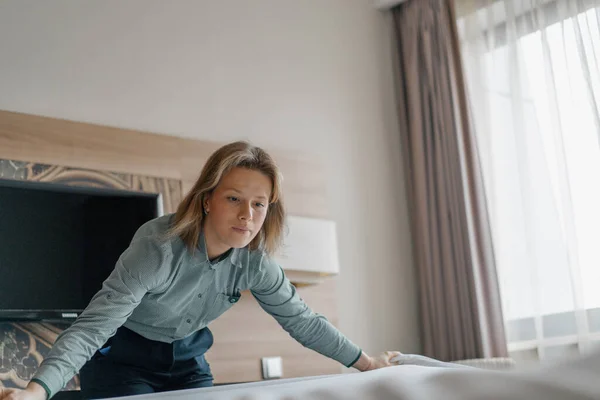 Een Huishoudster Uniform Maakt Een Bed Voor Voorbereiding Van Luxe — Stockfoto
