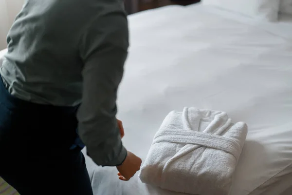 Pembantu Dalam Seragam Melipat Mantel Putih Mempersiapkan Kamar Hotel Mewah — Stok Foto