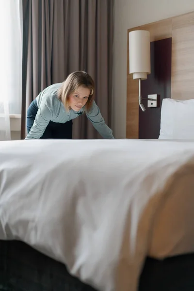 Gospodyni Mundurze Tworzy Łóżko Przygotowujące Luksusowy Pokój Hotelowy Dla Gości — Zdjęcie stockowe