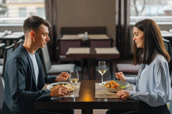 Treffen Hotelrestaurant Des Ehepaares Mit Wein Und Leckeren Gerichten Zum — Stockfoto