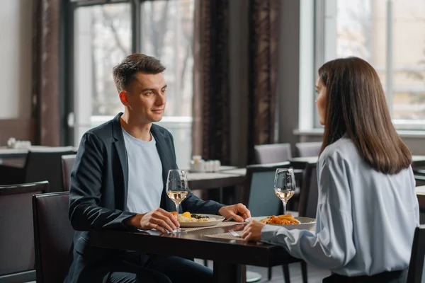 Treffen Hotelrestaurant Des Ehepaares Mit Wein Und Leckeren Gerichten Zum — Stockfoto