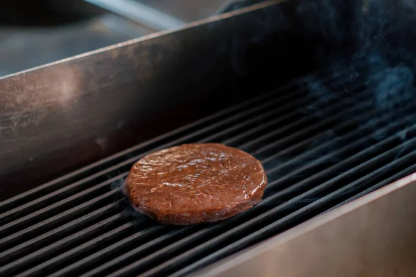 Otel Burger Patty Restoranındaki Profesyonel Mutfak Kızartılıyor — Stok fotoğraf