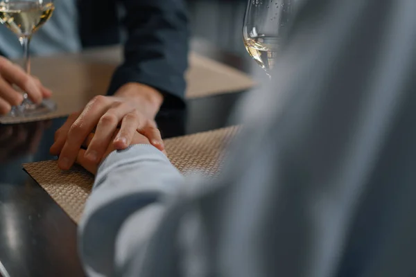Paar Hält Händchen Bei Einem Date Einem Hotelrestaurant — Stockfoto