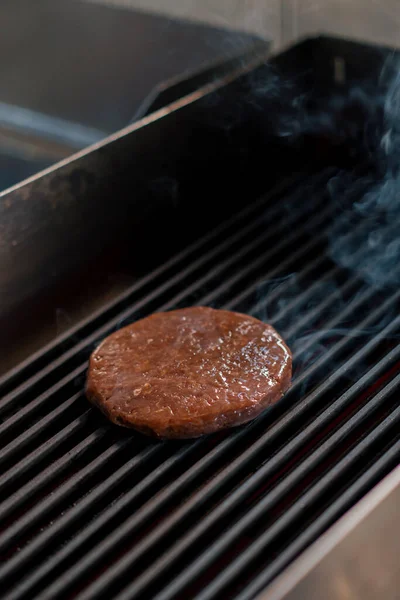 Otel Burger Patty Restoranındaki Profesyonel Mutfak Kızartılıyor — Stok fotoğraf