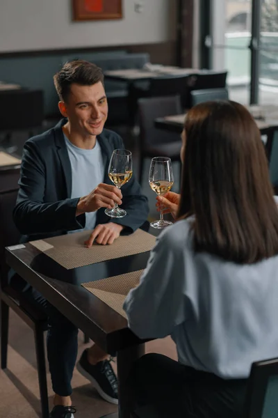 Ein Date Einem Hotelrestaurant Ein Mann Und Eine Frau Trinken — Stockfoto