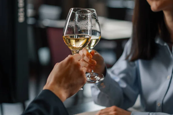 Ein Date Einem Hotelrestaurant Mann Und Frau Trinken Weißwein Gläsern — Stockfoto