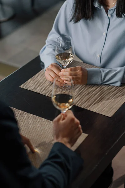 Randka Hotelowej Restauracji Mężczyzna Kobieta Piją Białe Wino Okularach Zbliżenie — Zdjęcie stockowe