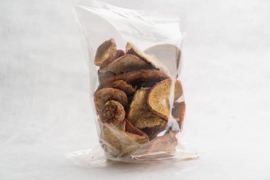 Mantar çiftliğinde beyaz arka planda büyüyen bir grup yenilebilir mantar.