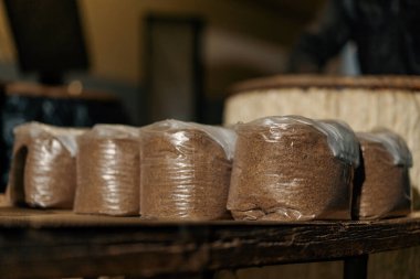 Mantar çiftliğinde mantar yetiştirmek için organik plastik torbalarda miselyum yetiştirme