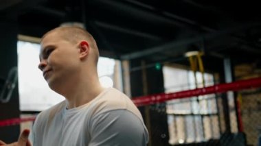 Erkek boksör eğitimi, formda adam boks yapıyor genç adam ısınma kasları çalıştırıyor.