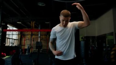 Erkek boksör eğitimi, formda adam boks yapıyor genç adam ısınma kasları çalıştırıyor.