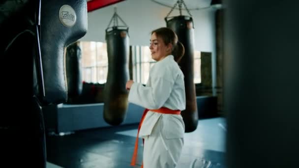 Leende Och Vacker Flicka Kimono Nöjd Med Intensiv Karateträning Gym — Stockvideo