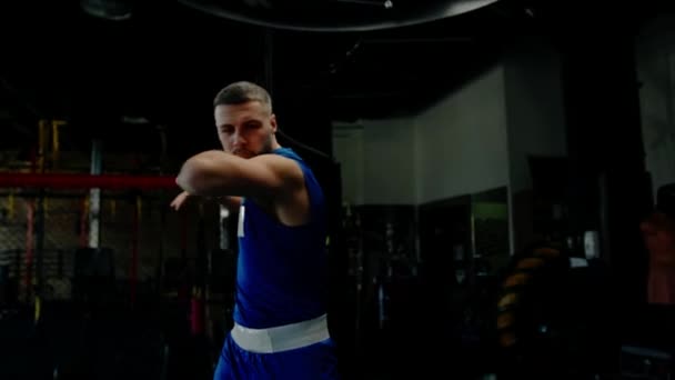Masculino Boxer Formação Ajuste Homem Fazendo Boxe Ginásio Jovem Homem — Vídeo de Stock