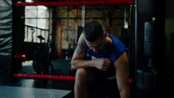 Hombre Boxeador Entrenamiento Forma Hombre Haciendo Boxeo Gimnasio Joven Haciendo — Vídeo de stock