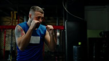 Erkek boksör eğitimi, formda adam boks yapıyor genç adam ısınma kasları çalıştırıyor.