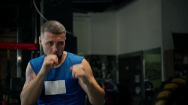 Erkek boksör eğitimi, formda adam boks yapıyor genç adam ısınma kasları çalıştırıyor.
