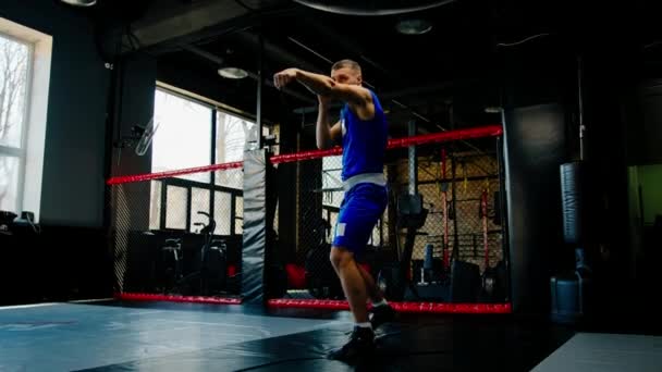 Man Boxare Träning Passform Man Gör Boxning Gym Ung Man — Stockvideo