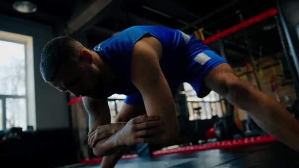 Man Boxare Träning Passform Man Gör Boxning Gym Ung Man — Stockvideo