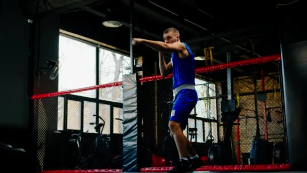 男子拳击手训练适合男子练拳击体操年轻人练伸展肌肉 — 图库视频影像