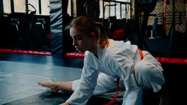 Meisje Praktijken Karate Sportschool Vrouw Kimono Praktijken Bewegingen Stelt Vechtsport — Stockvideo