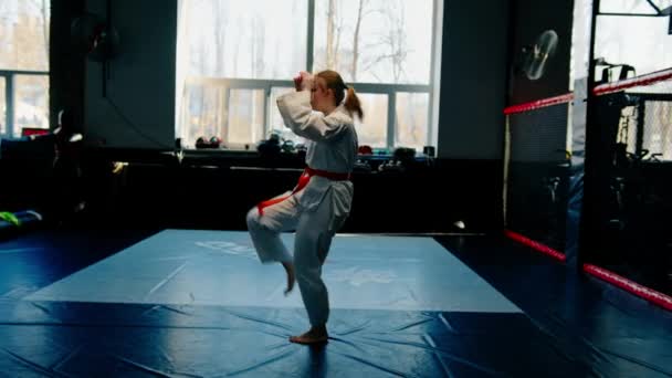 Flicka Praxis Karate Gym Kvinna Kimono Praxis Rörelser Och Utgör — Stockvideo