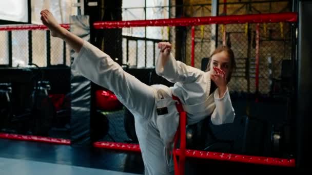 女子は着物姿で体育女子空手を練習し武道をポーズ — ストック動画