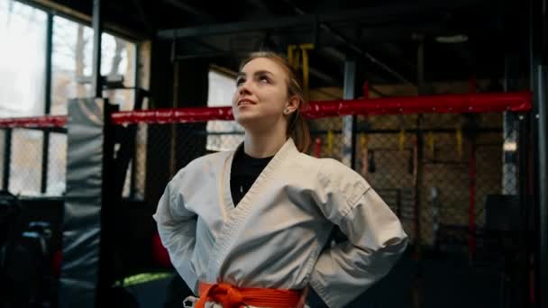 Ung Flicka Vit Kimono Allvarligt Utseende Fighter Porträtt Utseende — Stockvideo