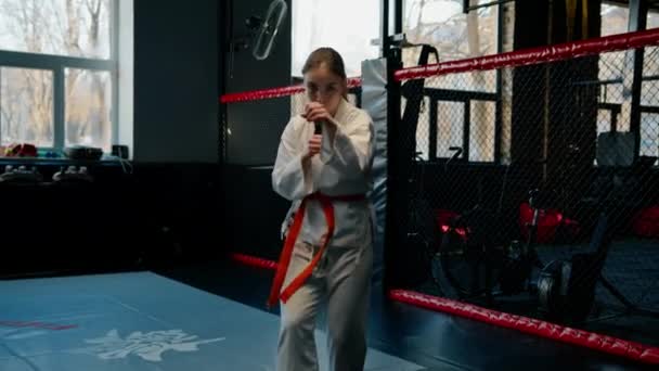 Chica Practica Karate Gimnasio Mujer Kimono Practica Movimientos Poses Artes — Vídeos de Stock
