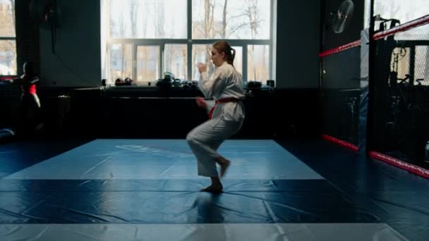 Chica Practica Karate Gimnasio Mujer Kimono Practica Movimientos Poses Artes — Vídeo de stock