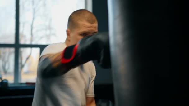 Boxe Ginásio Boxeador Treina Seus Socos Batendo Saco Perfuração — Vídeo de Stock