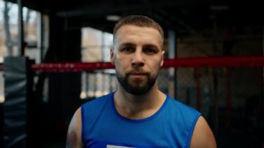 Spor salonunda ciddi suratlı, terli, sportif erkek boksörü kapatın.