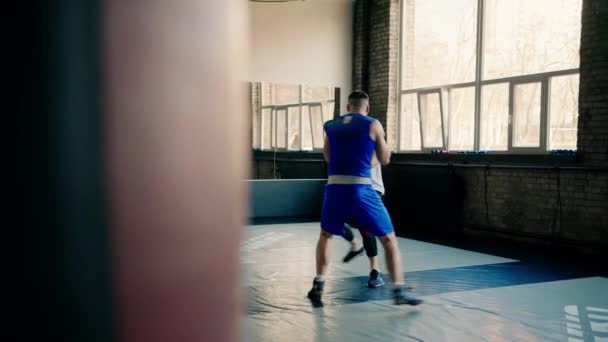 Boxer Cvičí Své Údery Svým Trenérem Boxerské Tělocvičně — Stock video