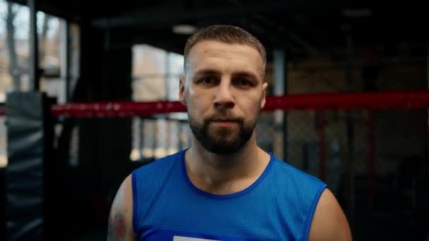 Detail Sportovní Zpocený Mužský Boxer Vážnou Tváří Tělocvičně — Stock video