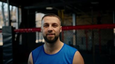 Spor salonunda gülümseyen yüzüyle spor terli erkek boksörü kapatın.