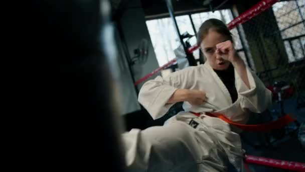 Flicka Kimono Övningar Med Slagsäck Gymmet Medan Lär Karate Kampsport — Stockvideo