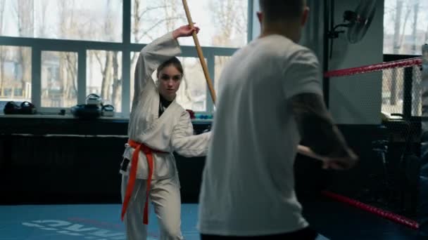 Dwóch Zawodników Ćwiczących Drewnianym Mieczem Aikido Sport Koncepcja Sztuk Walki — Wideo stockowe
