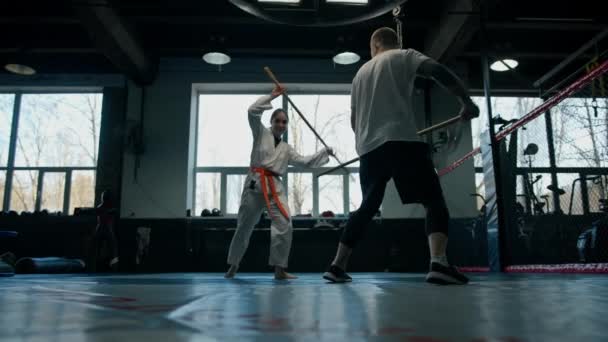 Dos Luchadores Practicando Con Espada Madera Aikido Sport Concepto Artes — Vídeos de Stock