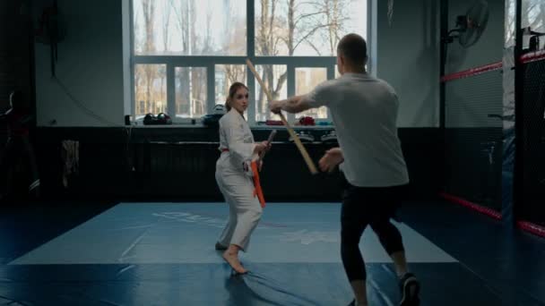 Aikido Spor Dövüş Sanatları Konseptinde Tahta Kılıçla Pratik Yapan Iki — Stok video
