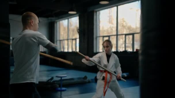 Dois Lutadores Praticando Com Espada Madeira Aikido Sport Conceito Artes — Vídeo de Stock