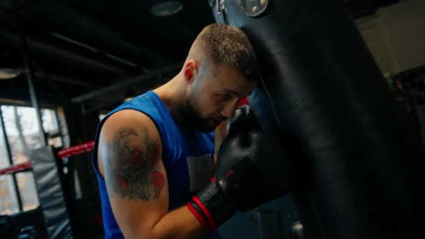 Boxe Ginásio Boxeador Treina Seus Socos Batendo Saco Perfuração — Vídeo de Stock