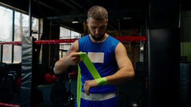 Erkek boksör ağır çekimde dövüşmeden önce kollarını sarar Genç sporcu yakın dövüş spor konseptine hazırlanır