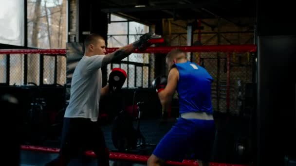 Boxer Tränar Sina Slag Med Sin Tränare Boxning Gym — Stockvideo