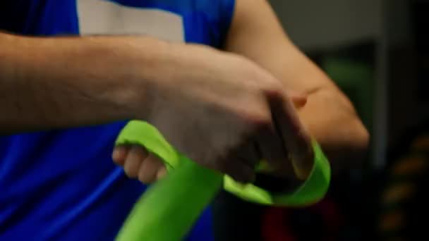 Erkek Boksör Ağır Çekimde Dövüşmeden Önce Kollarını Sarar Genç Sporcu — Stok video