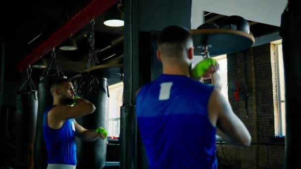 拳击手在拳击馆用小袋练习速度运动的拳击手 — 图库视频影像