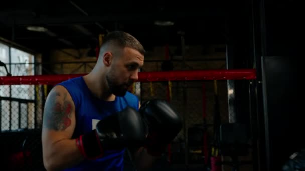 Boxer Pratica Seus Socos Com Seu Treinador Ginásio Boxe — Vídeo de Stock